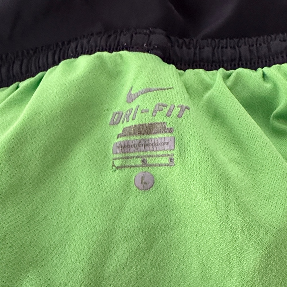 Large Nike shorts - Picture 2 of 2
